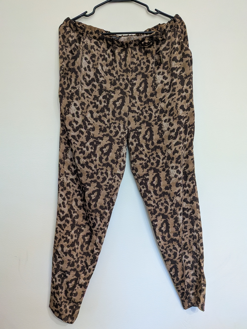 Vince Camuto Leopard Print Drawstring Joggers - Tan & Black - Picture 3 of 6